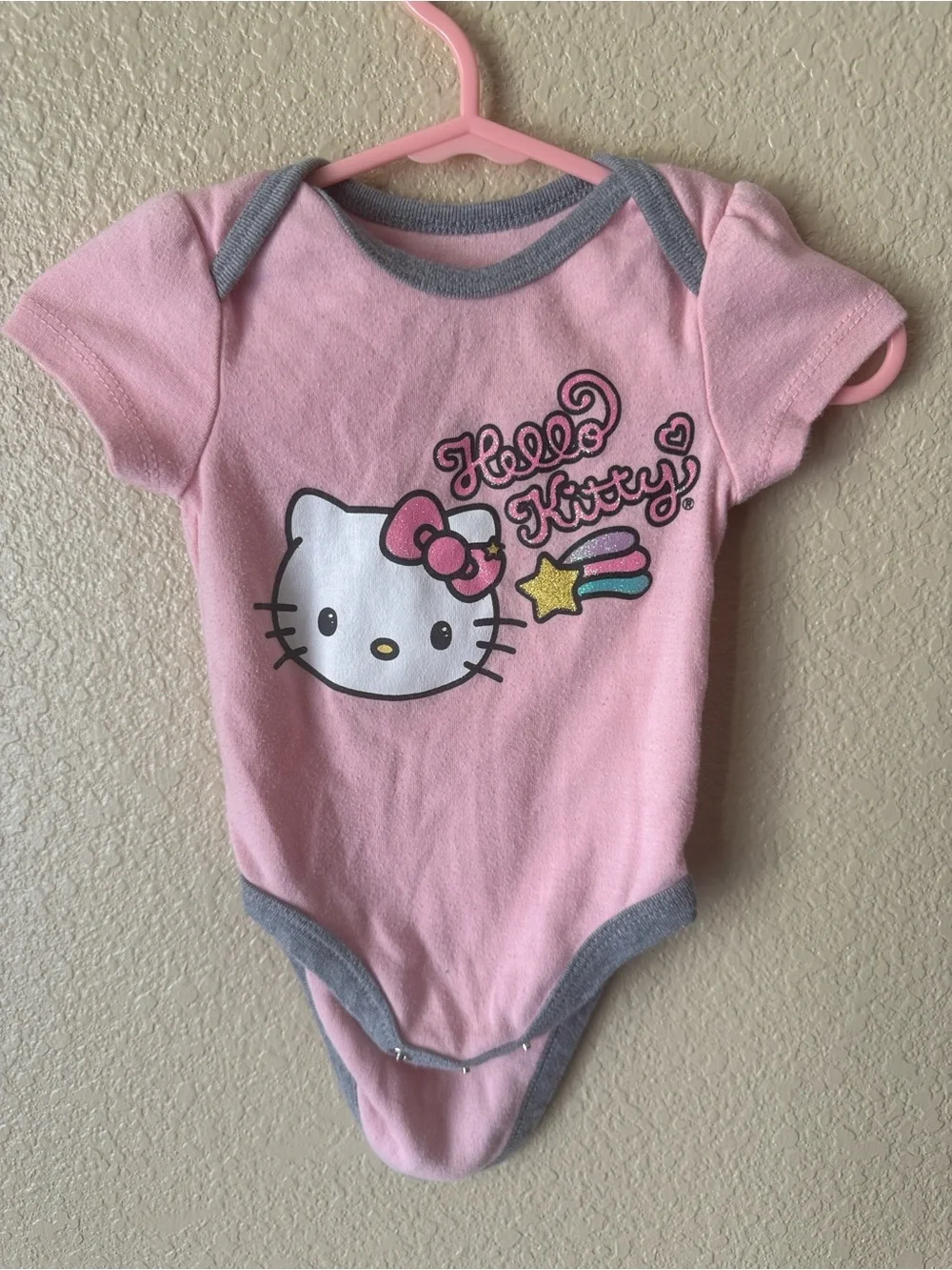 Hello Kitty Pink & Gray Short-Sleeve Baby Bodysuit